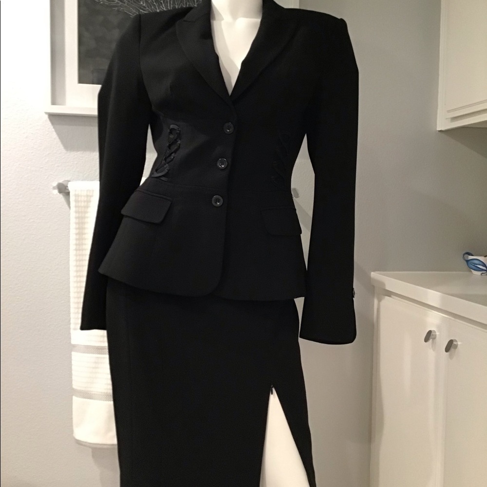 Skirt suit